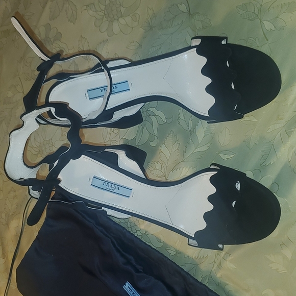 Prada shoes black Prada shoes black heel comes with pra original shoe protector - Picture 3 of 16